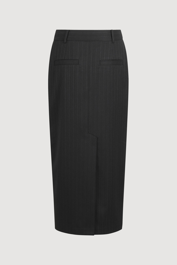 헤링본 슬릿 롱 스커트입니다. 모던한 스타일의 여성 롱 스커트로, 블랙 컬러의 폴리에스테르 소재로 제작되었습니다. H라인과 슬림핏으로 시크한 실루엣을 연출하며, 사계절 내내 착용 가능합니다. 밑트임 디테일과 버튼 및 지퍼 클로징, 페이크 포켓, 로고 테이프가 특징입니다. 오피스룩, 모임룩, 데이트룩 등 다양한 TPO에 클래식, 미니멀, 시크한 스타일로 연출하기 좋습니다.
