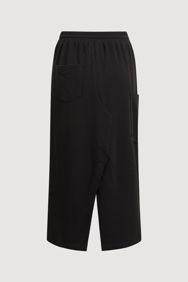 슬릿 포인트 밴딩 스커트입니다. 여성용으로, 봄, 여름, 가을에 착용하기 좋은 블랙 컬러의 스웻 스커트입니다. 캐주얼 스타일의 H라인 롱 기장으로, 허리 밴딩과 스트링으로 편안한 착용감을 선사합니다. 앞뒤 슬릿 디테일과 언발란스 포켓, 자수 포인트가 특징이며, 부드러운 면 소재로 제작되었습니다. 동네 마실룩이나 산책룩에 미니멀하게 연출하기 좋습니다.
