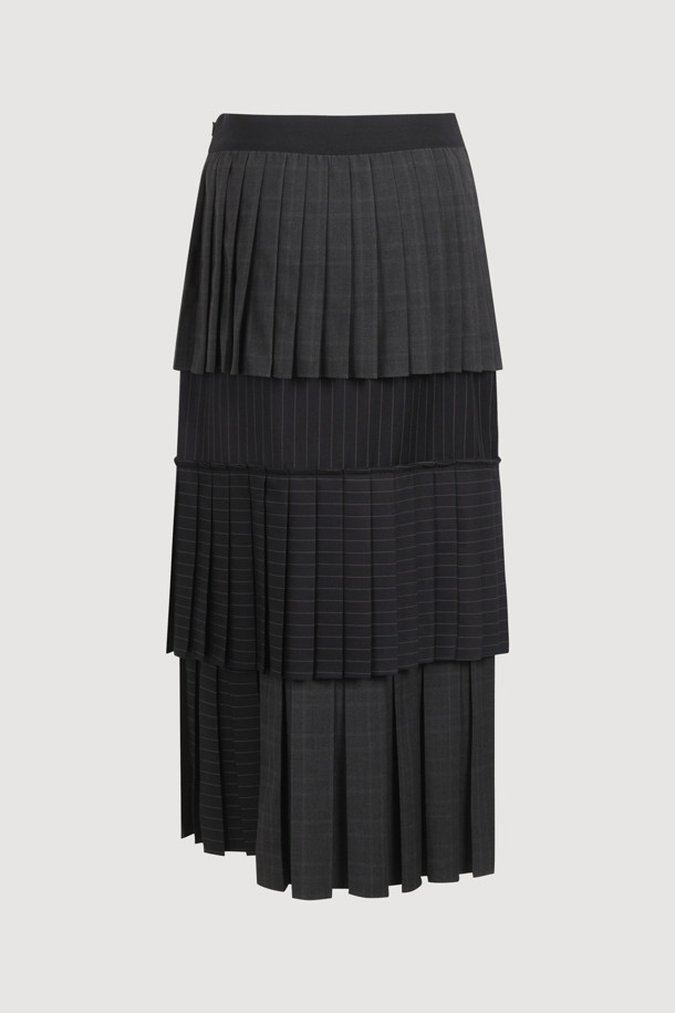 플리츠 레이어드 롱 스커트는 여성스러운 무드를 연출하는 블랙 컬러의 스커트입니다. 페미닌하고 모던한 스타일을 추구하며, 사계절 내내 활용할 수 있습니다. 허리 전체 밴딩으로 편안한 착용감을 선사하며, 사이드 지퍼와 밑트임 디테일로 활동성을 더했습니다. 롱 기장과 로고 테이프 디테일이 특징이며, 데이트룩과 오피스룩 모두에 잘 어울립니다. 미니멀하고 클래식한 스타일을 즐기는 분들께 추천합니다.
