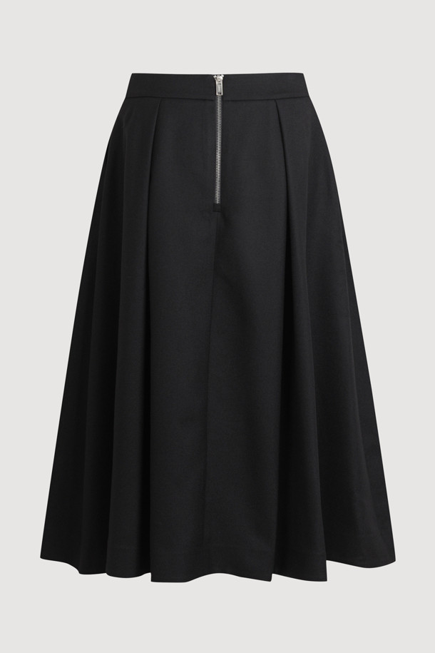 **울 롱 스커트**는 가을과 겨울에 어울리는 여성용 롱스커트입니다. 부드러운 울 소재로 제작되었으며, 클래식하고 베이직한 스타일을 연출합니다. A라인 핏과 플리츠 디자인이 특징이며, 허리 턱 디테일과 지퍼 여밈, 양옆 포켓으로 실용성을 더했습니다. 블랙 컬러의 무지 디자인으로 오피스룩, 겨울 데일리룩, 모임룩 등 다양한 TPO에 활용 가능하며, 미니멀하고 시크한 스타일을 완성합니다.
