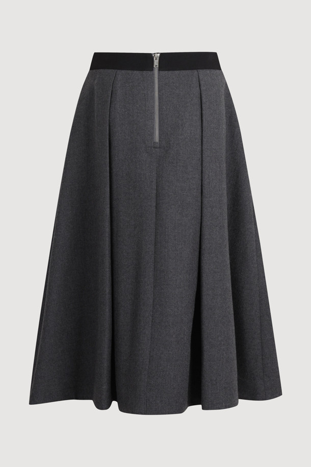 세련된 스타일을 완성하는 울 롱 스커트입니다. 부드러운 촉감의 울 소재로 제작되어 가을, 겨울 시즌 따뜻하게 착용할 수 있습니다. 클래식하고 베이직한 디자인에 A라인 핏으로, 허리 턱 디테일이 더해져 고급스러운 실루엣을 연출합니다. 무지 디자인에 플리츠 치마 타입으로, 오피스룩, 겨울 데일리룩, 모임룩 등 다양한 TPO에 활용 가능합니다. 안감과 양 옆 포켓, 지퍼 여밈으로 실용성까지 갖춘 레귤러핏 스커트입니다.
