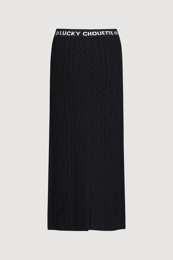 캐주얼 케이블 슬릿 니트 스커트입니다. 부드러운 니트 소재로 제작되어 가을, 겨울 시즌 따뜻하게 착용할 수 있습니다. H라인 핏과 레귤러 핏으로 편안하면서도 세련된 실루엣을 연출하며, 허리 밴딩과 뒷트임 디테일이 활동성을 더합니다. 케이블 패턴과 블랙 컬러가 어우러져 캐주얼, 미니멀, 클래식 스타일 모두 소화 가능하며, 겨울 데일리룩, 모임룩, 데이트룩에 활용하기 좋습니다. 브랜드 로고가 은은하게 포인트를 더합니다.

