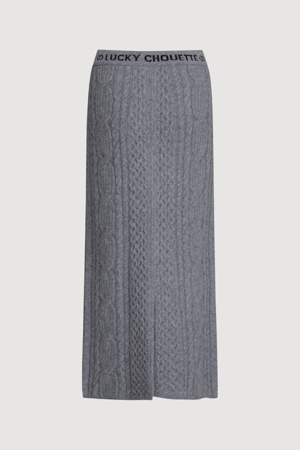 캐주얼 케이블 슬릿 니트 스커트입니다. 부드러운 촉감의 니트 소재로 제작되어 가을, 겨울 시즌 따뜻하게 착용하기 좋습니다. H라인 핏과 레귤러 핏으로 편안하면서도 세련된 실루엣을 연출하며, 허리 밴딩으로 활동성을 더했습니다. 케이블 패턴과 뒷트임 디자인이 특징이며, 브랜드 로고 디테일로 포인트를 더했습니다. 겨울 데일리룩, 모임룩, 카페룩 등 캐주얼, 미니멀, 클래식한 스타일로 다양하게 활용할 수 있습니다.
