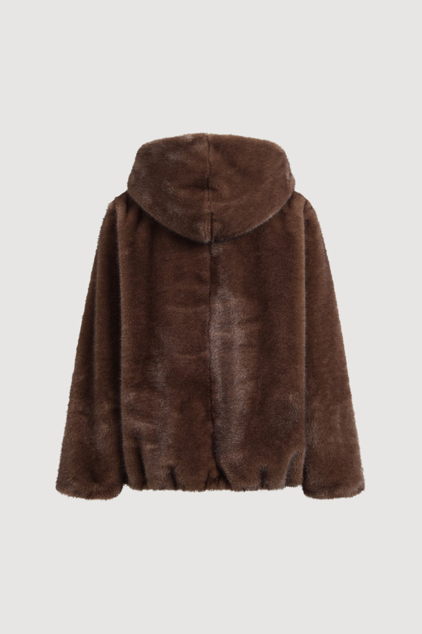 **에코 후드 퍼 재킷**은 부드러운 퍼 소재로 제작되어 따뜻하고 포근한 착용감을 선사합니다. 브라운 컬러의 무지 디자인으로 어떤 스타일에도 쉽게 매치할 수 있으며, 엉덩이를 덮는 숏 기장으로 활동성을 높였습니다. 후드 라인에 레더 탭 장식과 실버 장식 디테일이 더해져 캐주얼하면서도 세련된 포인트를 줍니다. 겨울철 데일리룩, 데이트룩, 쇼핑룩 등 다양한 TPO에 활용하기 좋은 레귤러핏의 퍼 재킷입니다. 후크 여밈 방식으로 간편하게 착용 가능하며, 긴 소매 기장으로 따뜻함을 더했습니다.
