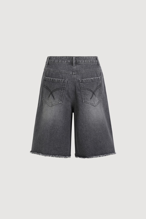 세련된 데일리룩을 완성해 줄 하이웨이스트 버뮤다 데님 팬츠입니다. 부드러운 촉감의 데님 소재로 제작되어 편안한 착용감을 선사하며, 와이드핏 디자인으로 다리 라인을 더욱 슬림하게 연출해 줍니다. 5부 기장감과 무지 디자인이 베이직하면서도 캐주얼한 스타일을 연출하며, 쇼핑이나 동네 마실룩에 제격입니다. 하이웨이스트, 지퍼/버튼 여밈, 사이드 포켓, 힙 포켓 및 스티치 디테일로 실용성과 디자인을 모두 갖췄습니다. 그레이 컬러로 어떤 상의와도 쉽게 매치하여 미니멀하고 클래식한 스타일을 완성할 수 있습니다.
