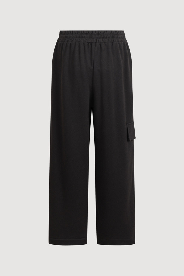 아웃 포켓 스트링 스웻 팬츠는 캐주얼, 미니멀, 시티보이 스타일을 모두 아우르는 공용 긴 바지입니다. 면 소재로 제작되어 부드러운 촉감을 선사하며, 봄, 가을에 착용하기 좋습니다. 블랙 컬러의 무지 디자인에 와이드핏으로 편안함을 더했고, 아웃포켓 디테일이 실용성을 높였습니다. 허리 스트링과 밑단 스트링 조절 기능으로 다양한 핏을 연출할 수 있으며, 로고 자수 디테일로 포인트를 더했습니다. 동네 마실, 집콕, 산책 등 편안한 활동에 적합한 아이템입니다.
