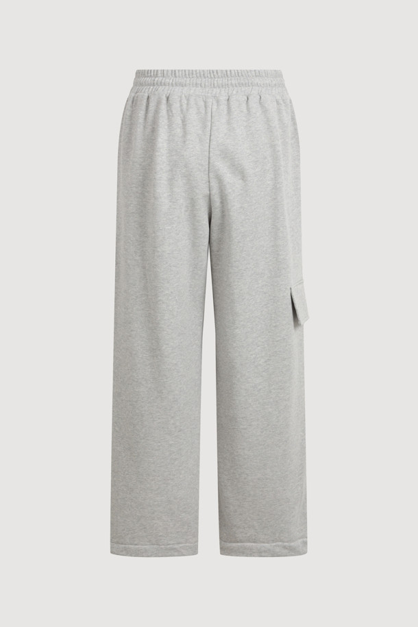 아웃 포켓 스트링 스웻 팬츠는 캐주얼, 스포티, 미니멀 스타일을 즐기는 분들을 위한 아이템입니다. 부드러운 면 소재로 제작되어 편안한 착용감을 선사하며, 와이드핏으로 트렌디한 실루엣을 연출합니다. 그레이 컬러의 무지 디자인으로 어떤 상의와도 쉽게 매치할 수 있습니다. 넉넉한 두께감으로 봄, 가을, 겨울철에 활용하기 좋으며, 아웃포켓 디자인과 허리 스트링, 밑단 스트링으로 실용성을 더했습니다. 밴딩 처리된 허리, 로고 자수 디테일로 편안함과 스타일을 모두 갖춘 데일리 팬츠입니다.
