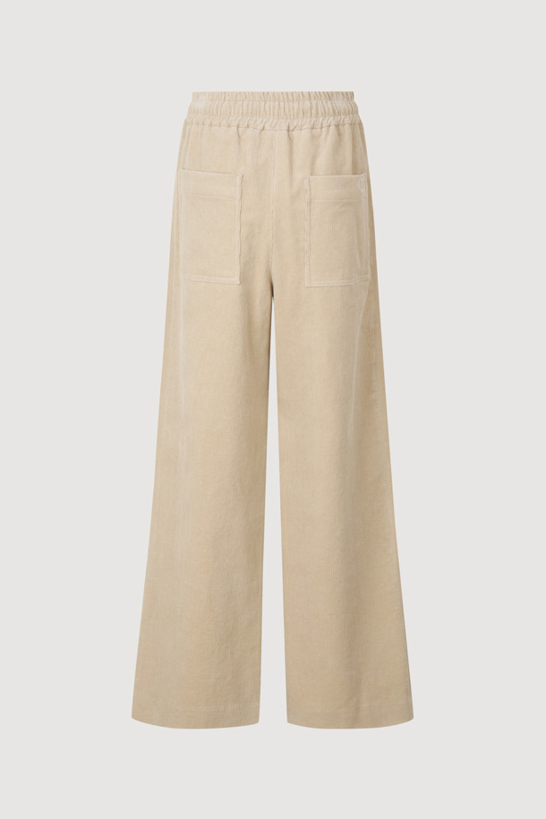 따뜻하고 포근한 코듀로이 소재의 밴딩 스트링 팬츠입니다. 넉넉한 와이드핏으로 편안함과 스타일을 동시에 잡았으며, 베이지 컬러의 무지 디자인으로 어떤 상의와도 자연스럽게 어울립니다. 가을, 겨울 시즌 데일리룩, 산책룩, 동네 마실룩에 활용하기 좋으며, 캐주얼, 미니멀, 클래식 스타일을 연출할 수 있습니다. 허리 밴딩과 스트링 디테일로 편안한 착용감을 선사하며, 사이드 포켓과 힙 포켓으로 실용성을 더했습니다. 사이드 배색 라인과 자수 디테일이 밋밋함을 덜어줍니다.
