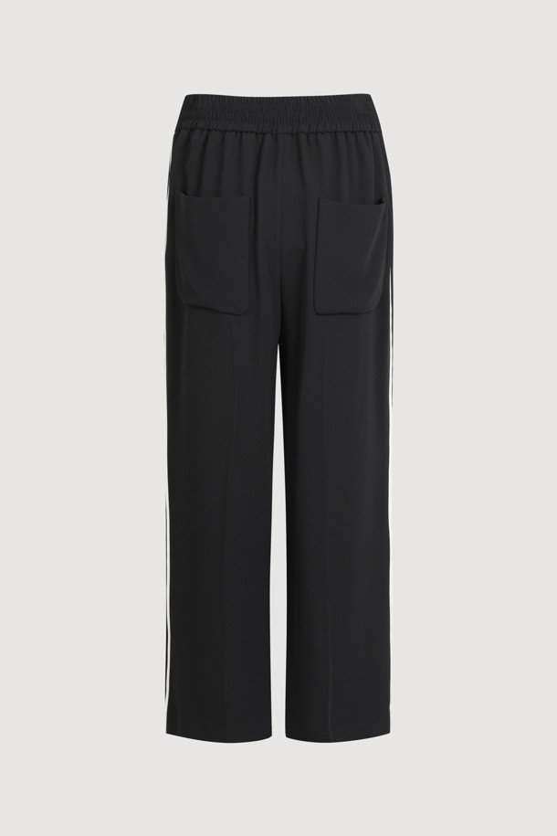 세련된 무드의 사이드 더블 라인 팬츠입니다. 블랙 컬러의 무지 디자인으로, 캐주얼, 스포티, 미니멀 스타일을 연출하기 좋습니다. 허리 뒷면 밴딩 처리와 얇고 부드러운 촉감으로 편안한 착용감을 선사합니다. 와이드핏 긴바지로, 사이드 배색 라인과 히든 버튼, 지퍼와 더블 스냅 여밈 디테일이 돋보입니다. 일상, 여행, 산책 등 다양한 TPO에 활용하여 스타일리시함을 더해보세요.
