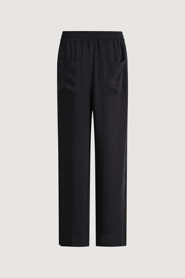 블랙 색상의 사이드 라인 포인트 팬츠입니다. 얇은 두께감으로 여름철에도 시원하게 착용 가능하며, 와이드핏과 부드러운 촉감이 편안한 착용감을 선사합니다. 캐주얼, 미니멀, 스트리트 스타일을 모두 소화할 수 있으며, 동네 마실룩이나 여행룩에 적합합니다. 허리 스트링과 좌측 사이드 포켓, 로고 패치 디테일이 특징입니다. 밴딩 처리된 긴 기장의 와이드핏 바지입니다.
