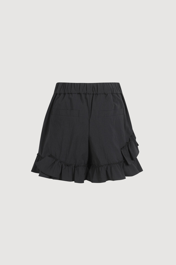 백 밴딩 프릴 쇼츠는 페미닌한 무드의 여성용 프릴 쇼츠입니다. 면 혼방 소재로 제작되어 탄탄한 촉감을 선사하며, 숏 기장과 와이드 핏으로 편안하게 착용할 수 있습니다. 뒷밴딩 처리로 허리 라인을 잡아주며, 프릴 디테일이 여성스러움을 더합니다. 블랙 컬러의 무지 디자인으로 미니멀하고 클래식한 스타일을 연출하며, 데이트룩, 카페룩, 휴가룩 등 다양한 TPO에 활용하기 좋습니다. 버튼과 후크 클로징, 센터 지퍼, 사이드 슬릿 포켓, 힙 페이크 포켓 등의 디테일로 실용성을 더했습니다.
