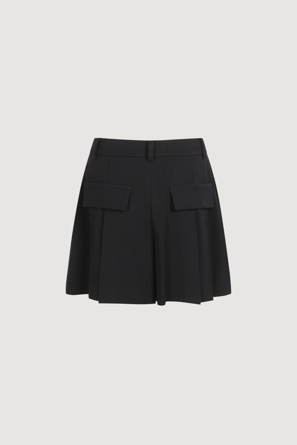 투 턱 플리츠 쇼츠는 클래식한 무드를 연출하는 여성용 쇼츠입니다. 블랙 컬러의 무지 디자인으로, 일상에서 다양한 스타일을 소화할 수 있습니다. 봄, 여름 시즌에 적합하며, 센터 지퍼와 버튼, 2후크 클로징으로 깔끔하게 마무리됩니다. 슬릿 포켓과 힙 플랩 로고 자수 디테일이 돋보이며, 데이트룩, 쇼핑룩, 카페룩 등 다양한 TPO에 활용하기 좋습니다. 미니멀, 시크 스타일을 선호하는 분들께 추천합니다.
