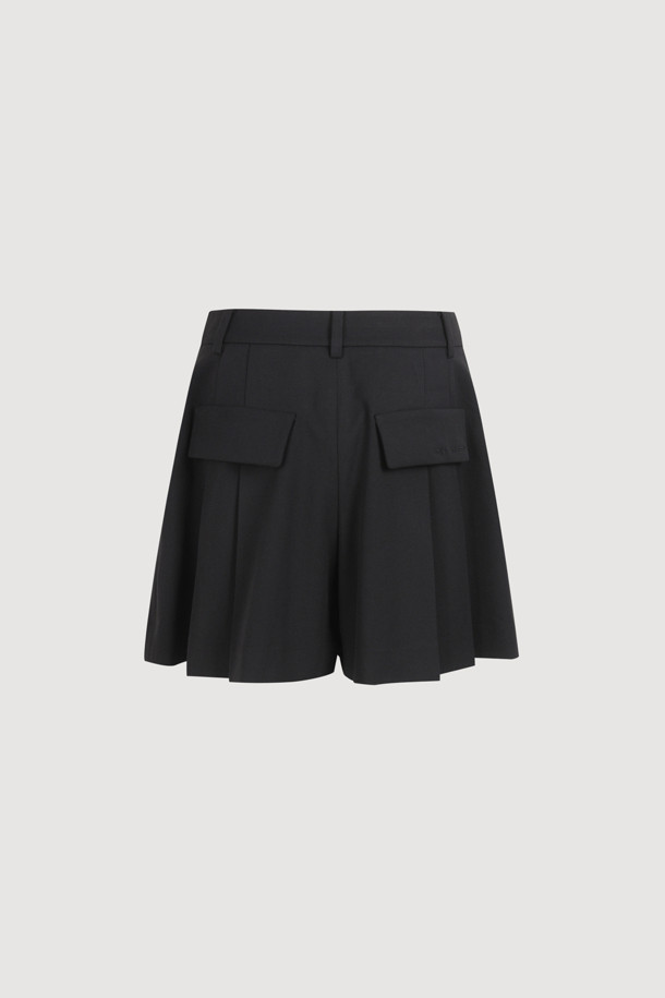 투 턱 플리츠 쇼츠는 클래식한 무드를 자아내는 여성용 반바지입니다. 블랙 컬러의 무지 디자인으로, 데이트룩, 쇼핑룩, 카페룩 등 다양한 TPO에 활용하기 좋습니다. 센터 지퍼와 버튼, 2개의 후크 클로징으로 깔끔하게 마무리되었으며, 슬릿 포켓과 힙 플랩 로고 자수 디테일이 특징입니다. 플리츠 디테일이 더해져 미니멀하고 시크한 스타일을 연출합니다.
