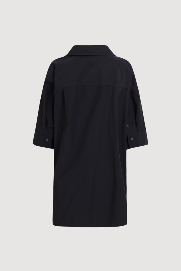 타이 코튼 셔츠 블라우스 (블랙)는 부드러운 면 소재로 제작되어 편안한 착용감을 선사합니다. 봄, 여름, 가을 계절에 활용하기 좋으며, 루즈핏 디자인과 비대칭 컷팅이 특징입니다. 카라넥과 반소매 기장으로 단정하면서도 세련된 느낌을 주며, 미니멀하고 베이직한 스타일을 연출합니다. 데이트룩, 카페룩 등 다양한 TPO에 맞춰 클래식하고 캐주얼하게 코디할 수 있습니다. 무지 블랙 컬러로 어떤 옷에도 매치하기 쉬워 활용도가 높습니다.
