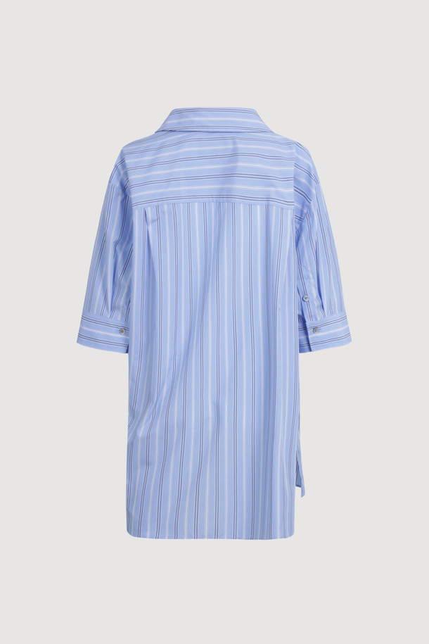 타이 코튼 셔츠 블라우스 (블루)는 산뜻한 스트라이프 패턴과 부드러운 면 소재로 제작되어 편안한 착용감을 선사합니다. 오픈넥 디자인과 반소매 기장이 시원함을 더하며, 타이 디테일이 여성스러운 포인트를 더합니다. 크롭 기장으로 다리가 길어 보이는 효과를 주며, 데이트룩, 카페룩, 봄 소풍룩 등 다양한 TPO에 활용하기 좋습니다. 캐주얼, 미니멀, 클래식 스타일을 모두 소화 가능한 활용도 높은 블라우스입니다. 정면에 자수 디테일이 더해져 특별함을 더하며, 아울렛 전용 제품으로 만나볼 수 있습니다.
