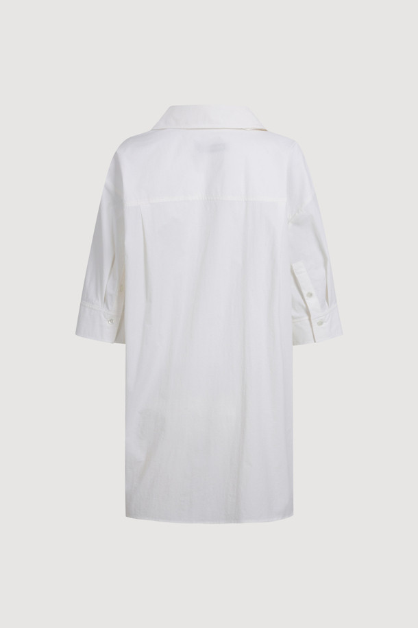 아이보리 색상의 타이 코튼 셔츠 블라우스입니다. 부드러운 면 소재로 제작되어 봄, 여름 시즌에 시원하게 착용하기 좋습니다. 레귤러 핏에 7부 소매 기장으로 제작되었으며, 칼라넥과 타이 디테일이 특징입니다. 데이트룩, 카페룩, 출근룩 등 다양한 TPO에 클래식, 미니멀, 캐주얼 스타일로 연출할 수 있습니다. 베이직한 디자인으로 유행을 타지 않고 오랫동안 즐겨 입을 수 있습니다.
