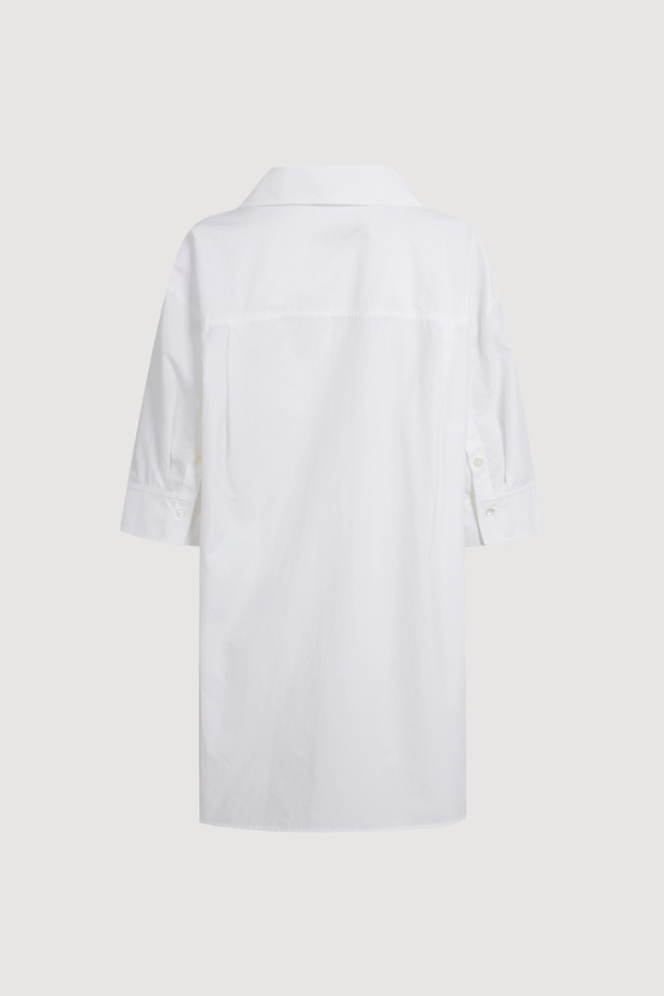 타이 코튼 셔츠 블라우스 (화이트)는 부드러운 면 소재로 제작되어 편안한 착용감을 선사합니다. 베이직 스타일의 무지 디자인에 카라넥과 반소매 기장으로 깔끔한 실루엣을 연출하며, 타이 디테일이 여성스러운 포인트를 더합니다. 레귤러 핏으로 데이트룩, 카페룩 등 다양한 TPO에 활용하기 좋으며, 미니멀, 클래식, 캐주얼 스타일을 모두 소화할 수 있습니다. 봄, 여름 시즌에 얇은 두께감으로 시원하게 즐길 수 있는 데일리 블라우스입니다. 화이트 컬러로 어떤 하의와도 쉽게 매치할 수 있어 실용적입니다.
