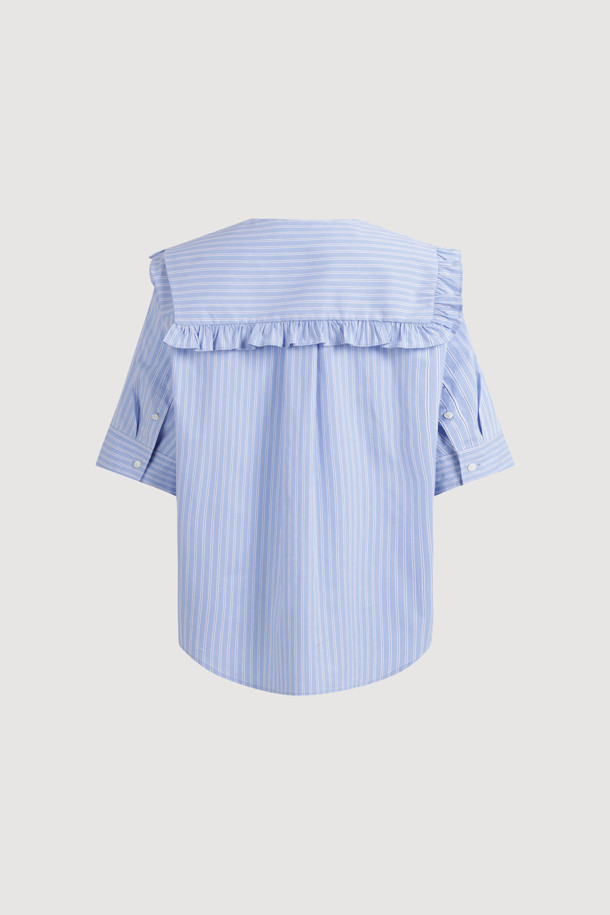 산뜻한 스카이블루 컬러의 세일러 프릴 카라 블라우스입니다. 캐주얼, 클래식, 미니멀 스타일을 즐겨 입는 여성분들을 위한 제품으로, 봄, 여름에 데이트룩, 카페룩, 봄 소풍룩 등 다양한 TPO에 활용하기 좋습니다. 크롭 기장과 반소매 디자인으로 시원함을 더했으며, 스트라이프 패턴과 가슴 포켓, 로고 자수, 사이드 트임, 원 턱 디테일이 돋보입니다. 세일러 카라와 프릴 디테일이 사랑스러운 분위기를 연출합니다.
