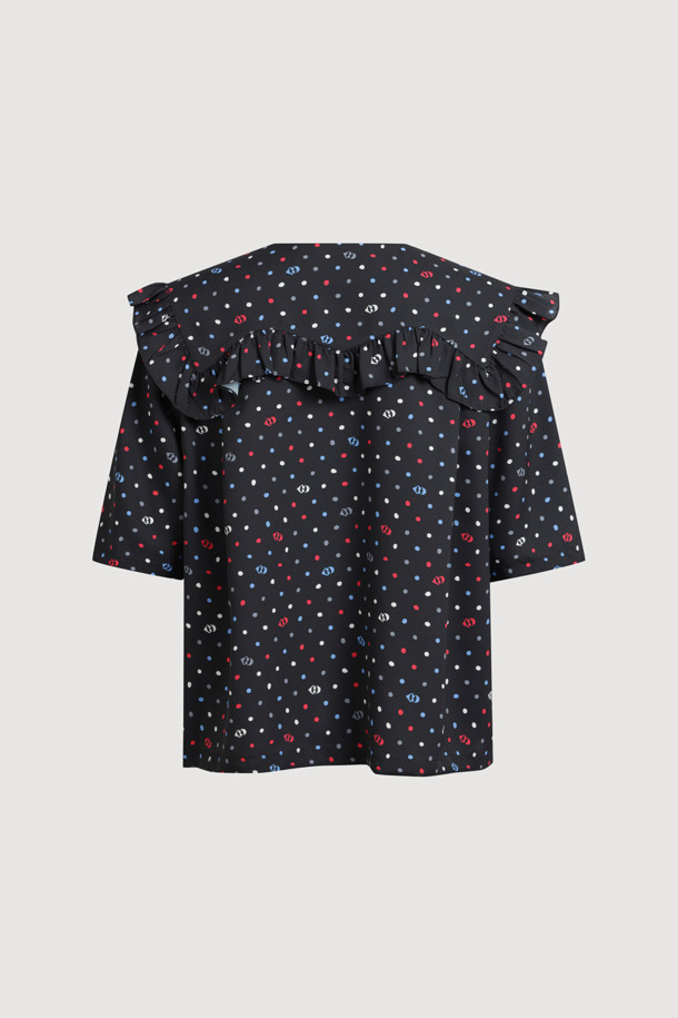 "프릴 플래킷 도트 블라우스"는 발랄한 무드를 연출하는 여성 블라우스입니다. 봄, 여름 시즌에 어울리는 크롭 기장의 반소매 블라우스로, 블랙과 레드의 두 가지 색상으로 제공됩니다. 물결 프릴 칼라와 프릴 플래킷 디테일, 양옆 패치 포켓이 사랑스러운 포인트를 더합니다. 도트 패턴으로 걸리시, 로맨틱, 캐주얼 스타일 모두 소화 가능하며, 데이트룩, 카페룩, 쇼핑룩에 활용하기 좋습니다.