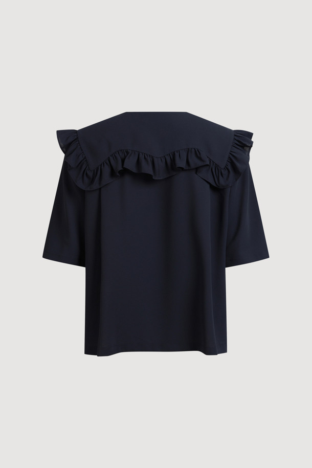 세련된 분위기를 연출하는 프릴 와이드 카라 더블 버튼 블라우스입니다. 네이비 컬러의 무지 디자인으로, 봄, 여름 시즌에 시원하게 착용하기 좋습니다. 반소매 기장과 얇은 두께감으로 편안한 착용감을 선사하며, 레귤러핏으로 깔끔하게 떨어지는 실루엣을 자랑합니다. 세일러 칼라와 프릴 디테일, 실버 버튼, 패치 포켓이 여성스러운 포인트를 더하며, 데이트룩, 오피스룩, 모임룩 등 다양한 TPO에 활용 가능합니다. 클래식, 미니멀, 로맨틱 스타일을 즐겨 입는 여성분들께 추천합니다.
