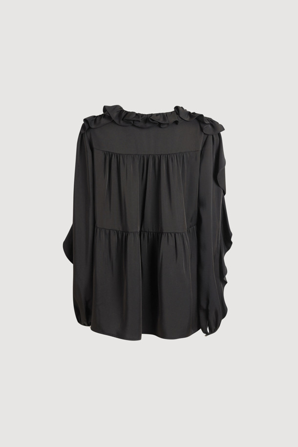 프릴 리본 넥 블라우스는 우아하고 페미닌한 스타일을 연출하는 여성 블라우스입니다. 블랙 컬러의 루즈핏으로, 봄, 가을 시즌에 적합하며 일상복으로 활용하기 좋습니다. 부드러운 촉감의 가벼운 텍스처가 특징이며, 풍성한 실루엣을 연출합니다. 리본 넥과 프릴, 실버 로고 디테일이 돋보이며, 게더 디자인으로 포인트를 더했습니다. 데이트룩, 모임룩, 오피스룩 등 다양한 TPO에 클래식, 미니멀, 로맨틱 스타일로 연출할 수 있습니다.
