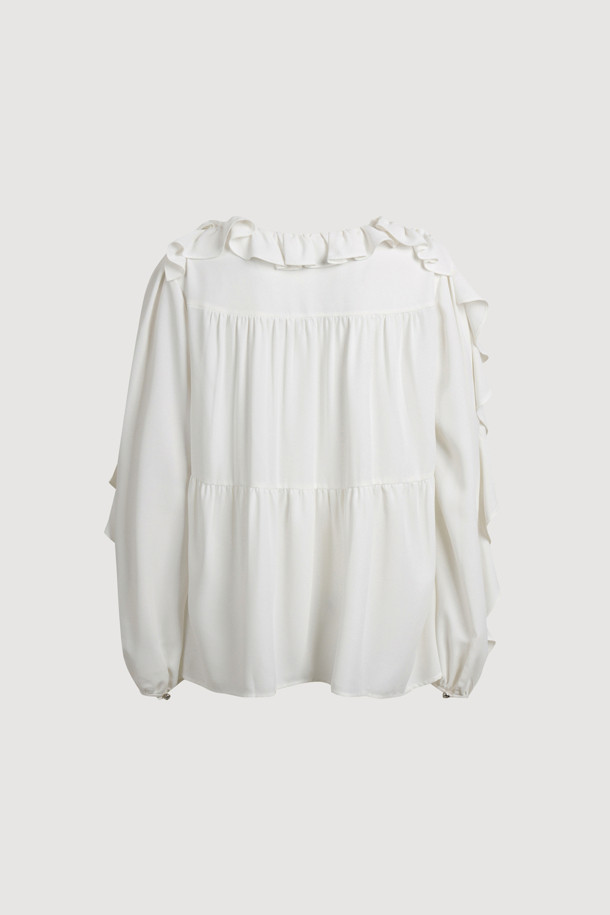 프릴 리본 넥 블라우스는 우아하고 페미닌한 무드를 연출하는 여성 블라우스입니다. 봄, 여름 시즌에 어울리는 얇고 부드러운 촉감의 화이트 컬러 블라우스로, 루즈핏 디자인에 긴 소매 기장으로 제작되었습니다. 리본 넥과 프릴 디테일이 여성스러운 포인트를 더하며, 가벼운 텍스처와 풍성한 실루엣이 특징입니다. 데이트룩, 카페룩, 모임룩 등 다양한 TPO에 클래식, 로맨틱, 미니멀 스타일로 연출하기 좋습니다. 실버 로고와 게더 주름 디테일이 고급스러움을 더합니다.
