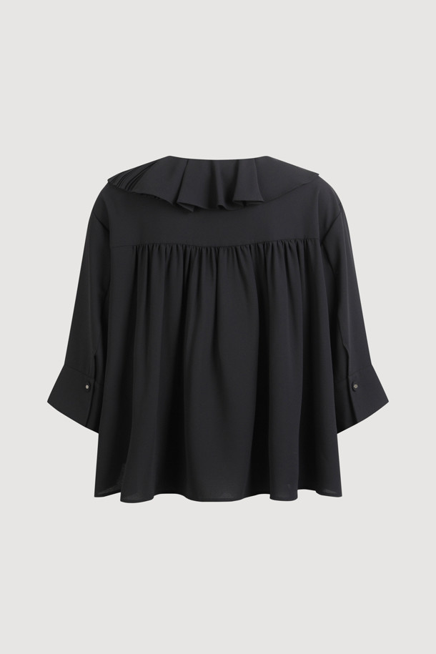 플리츠 넥 러플 블라우스는 우아하고 여성스러운 분위기를 연출하는 블라우스입니다. 봄, 여름 시즌에 어울리는 얇은 두께감과 부드러운 촉감으로 편안하게 착용 가능합니다. 플리츠 넥라인과 러플 플래킷 디테일이 특징이며, 센터 버튼 여밈과 심볼 단추 장식으로 포인트를 더했습니다. 5부 소매 기장의 루즈핏 크롭 블라우스로, 옆트임과 뒷면 셔링 디테일, 뒷면 기장이 더 길어 세련된 실루엣을 완성합니다. 데이트룩, 카페룩, 모임룩 등 다양한 TPO에 클래식, 미니멀, 로맨틱 스타일로 연출하기 좋습니다.
