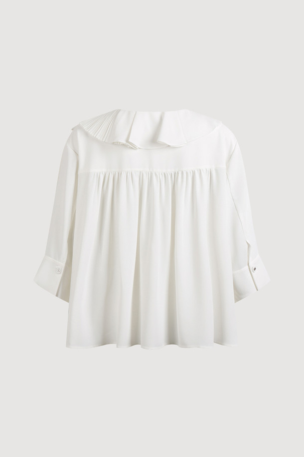 플리츠넥 러플 블라우스는 우아하고 여성스러운 분위기를 연출하는 상의입니다. 얇은 두께감과 부드러운 촉감으로 봄, 여름에 시원하게 착용하기 좋습니다. 플리츠넥 디자인과 러플 디테일이 돋보이며, 루즈핏으로 편안한 착용감을 선사합니다. 5부 소매 기장에 옆트임, 뒷면 셔링과 언밸런스 디자인으로 포인트를 더했습니다. 데이트룩, 카페룩, 모임룩 등 다양한 TPO에 클래식, 로맨틱, 미니멀 스타일로 연출해 보세요.
