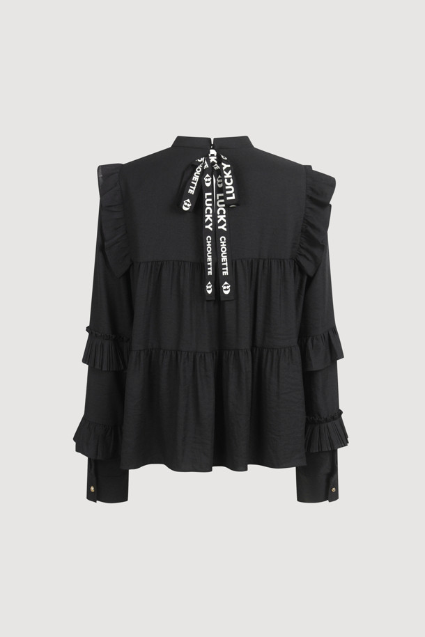 프릴 티어드 블라우스는 우아한 무드를 연출하는 여성 의류입니다. 봄, 가을에 어울리는 긴소매 블라우스로, 블랙 색상의 무지 디자인이 특징입니다. 하이넥 라인과 레귤러핏으로 제작되었으며, 부드러운 폴리에스테르 소재를 사용하여 편안한 착용감을 선사합니다. 데이트룩, 모임룩, 오피스룩 등 다양한 TPO에 활용 가능하며, 클래식, 미니멀, 시크 스타일을 즐기는 분들께 추천합니다. 얇은 두께감과 프릴, 티어드 디테일이 돋보이는 블라우스입니다.
