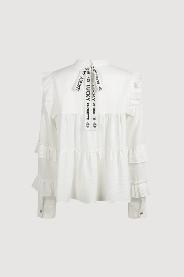 프릴 티어드 블라우스는 여성스러운 매력을 강조하는 블라우스입니다. 라운드넥 디자인에 얇고 부드러운 촉감으로 편안하게 착용 가능하며, 봄, 여름 시즌에 어울립니다. 화이트 컬러의 무지 디자인으로 다양한 스타일 연출이 용이하며, 티어드와 프릴 디테일이 더해져 우아하고 페미닌한 분위기를 자아냅니다. 긴 소매 기장과 뒷면 버튼 여밈, 소맷단 버튼, 볼륨감 있는 실루엣이 특징입니다. 데이트룩, 카페룩, 모임룩 등 다양한 TPO에 클래식, 미니멀, 로맨틱 스타일로 연출해보세요.
