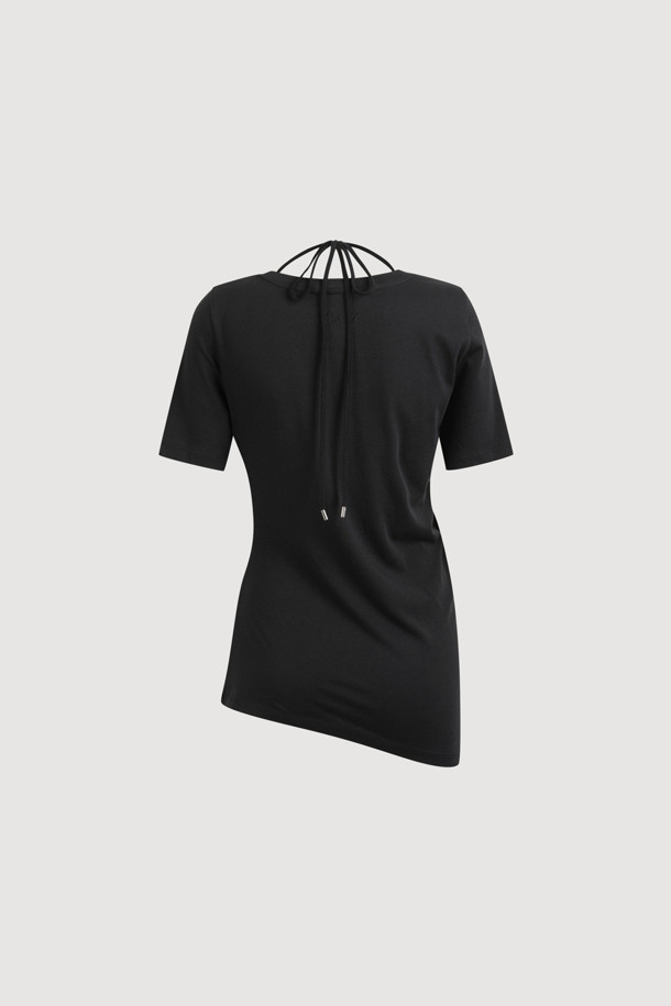 넥 리본 스트링 티셔츠는 여성 의류로, 봄과 여름에 어울리는 베이직 스타일의 티셔츠입니다. 블랙 색상에 레귤러 핏으로 제작되었으며, 넥 라인의 리본 스트링 디테일이 특징입니다. 면 소재로 제작되어 편안한 착용감을 제공하며, 반소매 기장과 사선 밑단 디자인이 돋보입니다. 데이트룩이나 카페룩에 매치하여 미니멀, 캐주얼, 클래식 무드를 연출할 수 있으며, 뒷면 레터링 자수 디테일이 포인트를 더합니다.
