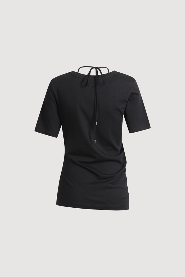 넥 리본 스트링 티셔츠는 여성 의류로, 봄, 여름에 착용하기 좋은 무지 티셔츠입니다. 블랙 컬러의 면 소재로 제작되었으며, 얇은 두께감과 부드러운 촉감이 특징입니다. 넥 라인에는 리본 스트링 디테일이, 뒷면에는 레터링 자수, 밑단에는 사선 디자인이 더해져 베이직하면서도 미니멀, 캐주얼, 클래식 스타일을 연출하기 좋습니다. 레귤러핏에 반소매 기장으로 편안하게 착용할 수 있습니다.
