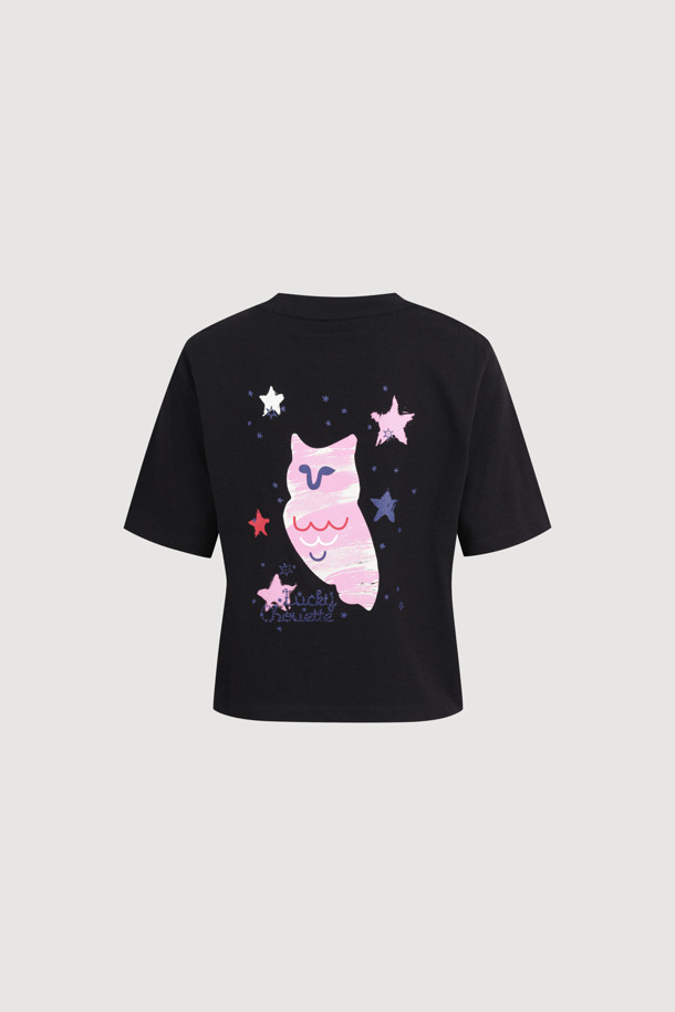 블랙 색상의 백 프린트 크롭 반소매 티셔츠입니다. 부드러운 면 소재로 제작되어 편안한 착용감을 선사하며, 캐주얼하고 미니멀한 스타일을 연출합니다. 라운드넥 디자인에 크롭 기장으로 트렌디함을 더했습니다. 일상생활은 물론, 동네 마실룩이나 카페룩으로 활용하기 좋습니다. 뒷면에 프린팅된 로고가 포인트인 티셔츠입니다.
