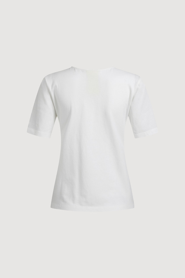 홀 솔리드 반소매 티셔츠는 데일리룩을 위한 베이직 스타일의 아이템입니다. 여름 시즌에 적합하며, 면 소재로 제작되어 편안한 착용감을 제공합니다. 레귤러핏에 라운드넥 디자인으로, 동네 마실룩이나 여행룩에 활용하기 좋습니다. 홀 디자인과 심볼 장식이 포인트이며, 신축성이 있어 활동성을 높였습니다. 캐주얼, 미니멀, 클래식 스타일을 모두 소화할 수 있는 활용도 높은 반소매 티셔츠입니다.
