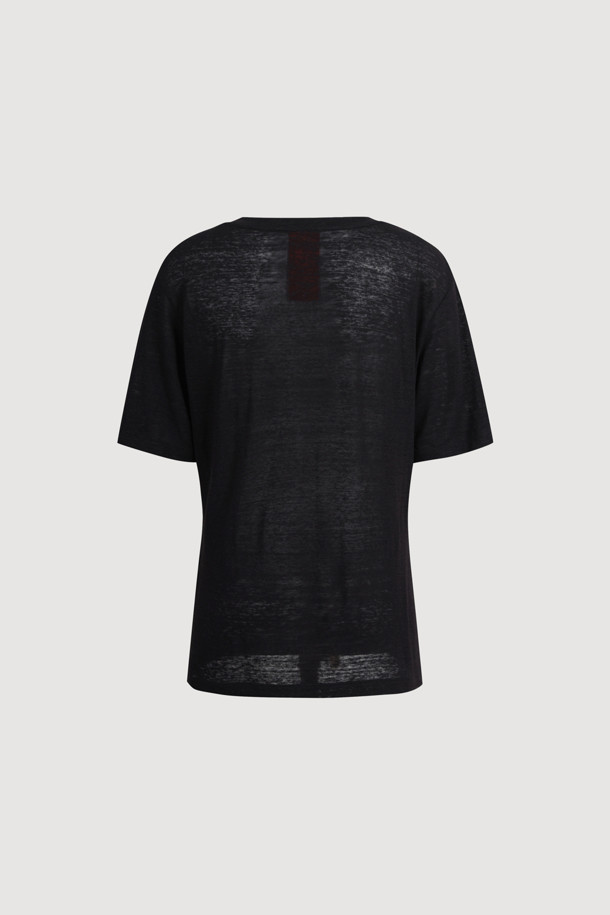 유넥 슬럽 티셔츠는 일상에서 편안하게 착용하기 좋은 공용 티셔츠입니다. 부드러운 슬럽 소재로 제작되어 얇고 가벼운 착용감을 제공하며, 봄, 여름 시즌에 시원하게 입을 수 있습니다. 레귤러 핏으로 제작되어 다양한 스타일 연출에 용이하며, U넥 디자인으로 세련된 느낌을 더했습니다. 블랙 컬러에 로고 패치 디테일이 더해져 베이직하면서도 빈티지한 무드를 연출합니다. 동네 마실룩이나 여행룩 등 캐주얼, 미니멀, 클래식 스타일 모두 소화 가능한 활용도 높은 아이템입니다.
