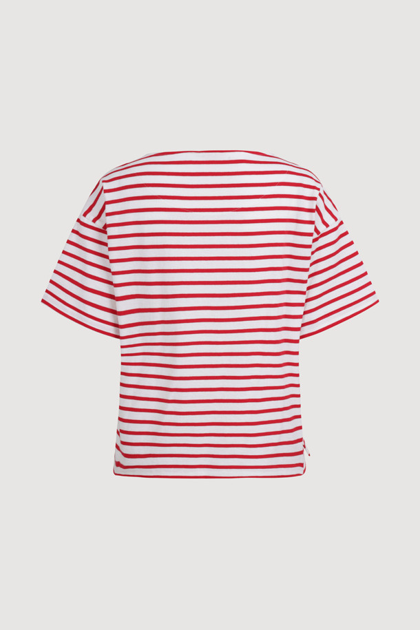 레드와 화이트 컬러의 스트라이프 패턴이 돋보이는 박시 핏 반소매 티셔츠입니다. 봄, 여름 시즌에 어울리는 얇은 두께감과 부드러운 면 소재로 제작되어 편안한 착용감을 선사합니다. 라운드넥 디자인에 슈에뜨 뱃지 디테일을 더하여 캐주얼하면서도 미니멀한 스타일을 연출합니다. 동네 마실룩이나 봄 소풍룩으로 활용하기 좋은 아이템입니다. 여성 고객을 위한 상의입니다.
