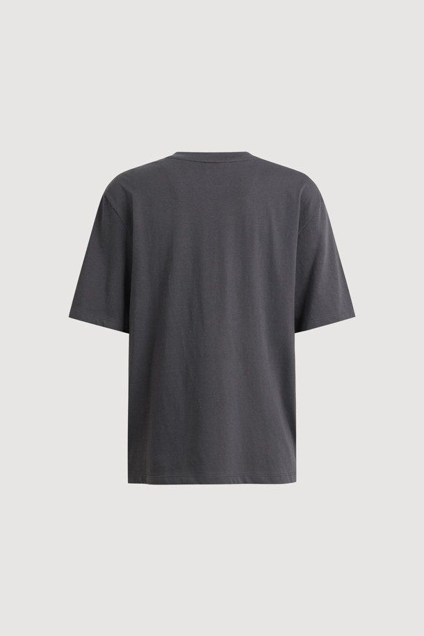 블랙 컬러의 개 프린팅 반팔 티셔츠입니다. 면 소재로 제작되어 부드러운 촉감을 선사하며, 일상생활에서 편안하게 착용하기 좋습니다. 캐주얼하고 미니멀한 스타일을 연출하며, 라운드넥과 레귤러핏으로 디자인되어 있습니다. 봄, 여름 시즌에 동네 마실룩이나 여행룩으로 활용하기 좋은 아이템입니다. 리브 짜임 넥라인으로 마감하여 퀄리티를 높였습니다.
