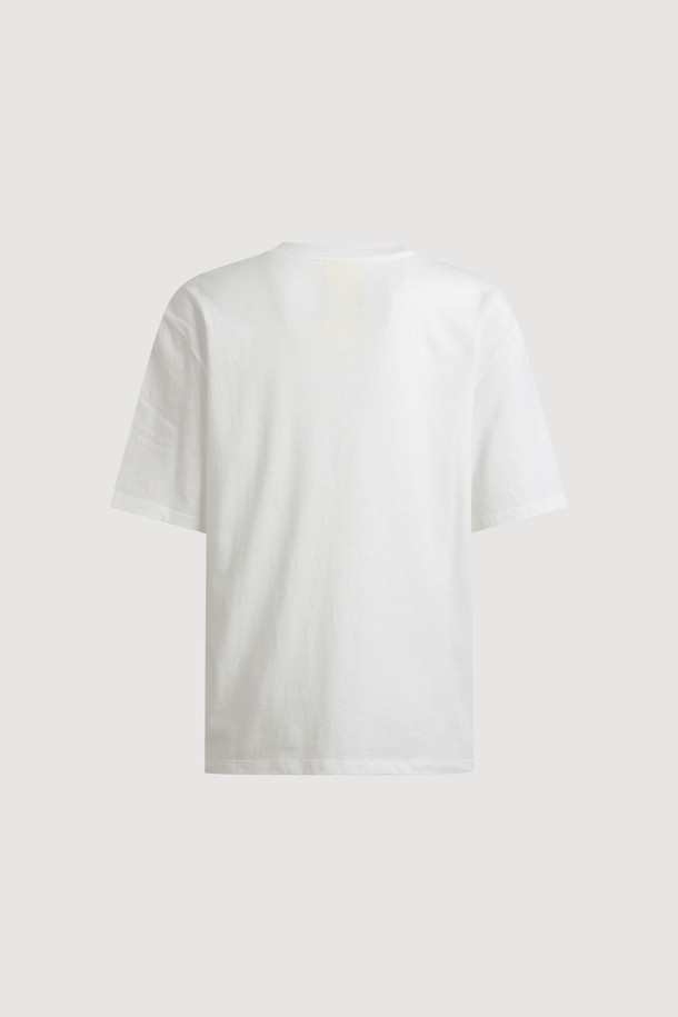 강아지 프린팅 반소매 티셔츠는 캐주얼하고 미니멀한 스타일을 연출하기에 좋은 아이템입니다. 부드러운 면 소재로 제작되어 얇고 가벼워 봄, 여름철에 시원하게 착용할 수 있습니다. 라운드넥 디자인과 레귤러핏으로 편안한 착용감을 선사하며, 일상생활과 산책룩, 동네 마실룩 등 다양한 TPO에 활용하기 좋습니다. 귀여운 강아지 패턴이 돋보이며, 리브 짜임 넥라인으로 깔끔한 마무리를 더했습니다. 공용으로 착용 가능하여 남녀노소 누구나 즐겨 입을 수 있습니다.
