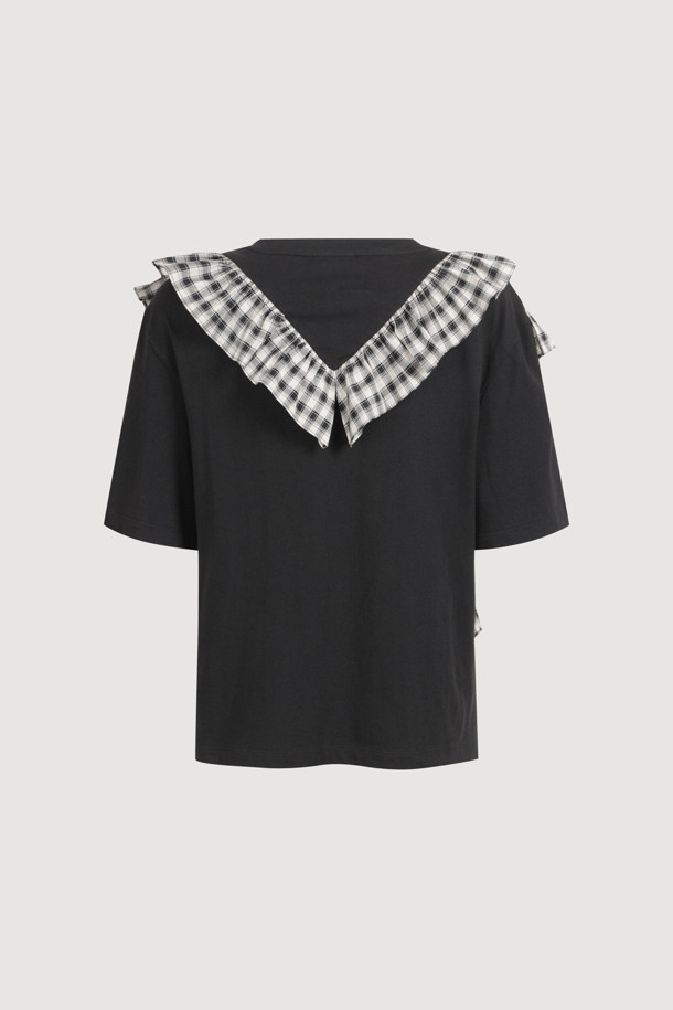 체크 프릴 라인 티셔츠는 여성스러운 스타일을 연출하는 데 제격입니다. 부드러운 면 소재로 제작되어 편안한 착용감을 선사하며, 봄, 여름 계절에 시원하게 입을 수 있습니다. 라운드 넥과 루즈핏으로 활동성을 높였고, 밑단 트임과 프릴 디테일이 페미닌한 무드를 더합니다. 데이트룩, 쇼핑룩 등 다양한 TPO에 로맨틱, 미니멀, 클래식 스타일로 소화하기 좋습니다. 반소매 디자인과 블랙 컬러로 어떤 하의와도 잘 어울립니다.
