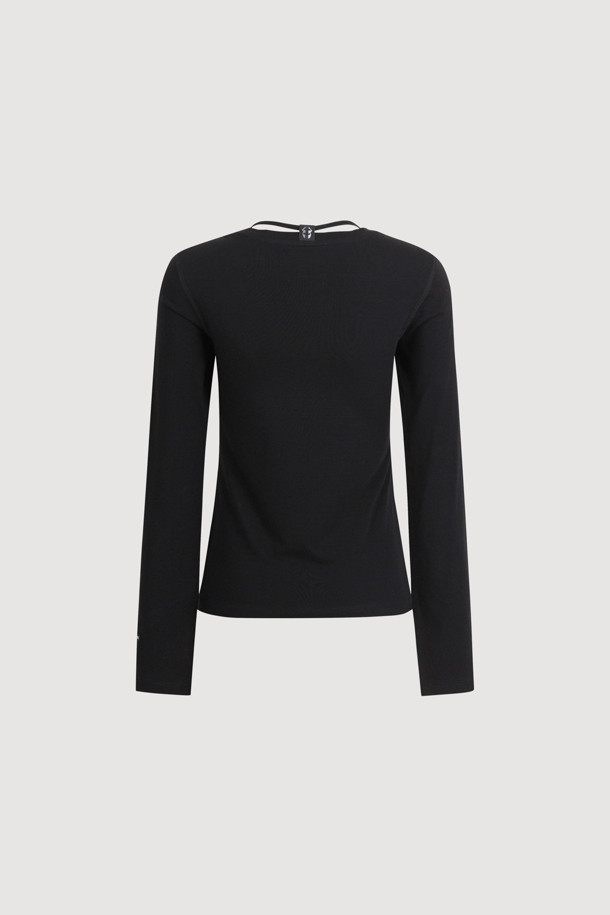 넥 스트랩 포인트 티셔츠는 면 소재로 제작되어 부드러운 촉감이 특징이며, 봄, 여름 시즌에 착용하기 좋습니다. 라운드넥에 슬림핏으로 디자인되어 미니멀, 캐주얼, 클래식 스타일을 선호하는 분들께 추천합니다. 탈착 가능한 넥 스트랩이 있어 다양한 연출이 가능하며, 소매 로고 라벨이 포인트입니다. 데이트룩, 카페룩 등 일상에서의 스타일링에 활용하기 좋은 베이직한 무드의 티셔츠입니다. 블랙 컬러의 무지 디자인으로 어떤 옷에도 쉽게 매치할 수 있습니다.
