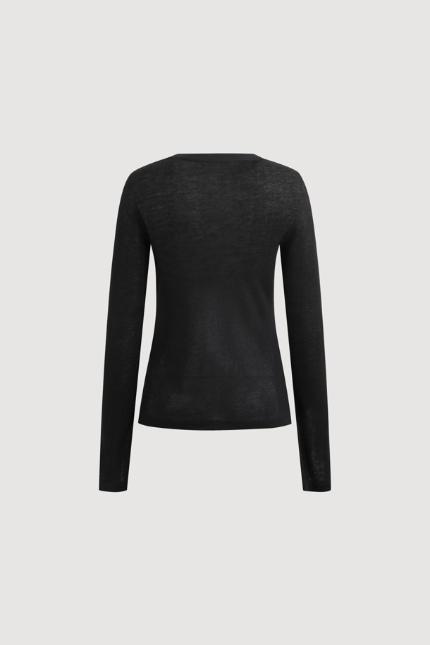 로고 라벨 포인트 티셔츠는 시스루 소재로 제작되어 은은한 비침이 매력적인 여성 티셔츠입니다. 슬림핏 디자인과 라운드넥으로 여성스러운 실루엣을 연출하며, 긴소매 기장으로 사계절 내내 활용 가능합니다. 데일리룩에 심플하면서도 베이직한 스타일을 더해주는 블랙 컬러의 티셔츠로, 로고 라벨 포인트가 돋보입니다. 부드러운 촉감으로 편안하게 착용할 수 있는 아이템입니다. 미니멀하고 캐주얼한 스타일을 즐기는 분들께 추천합니다.
