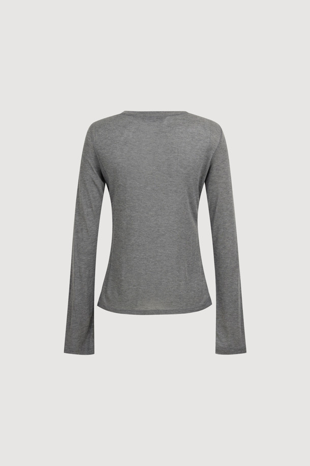 로고 라벨 포인트 티셔츠는 여성용 의류로, 베이직하면서 미니멀한 스타일을 추구하는 분들을 위한 긴소매 티셔츠입니다. 부드러운 면 소재에 슬림핏으로 제작되어 편안한 착용감을 선사하며, 그레이 컬러가 어떤 옷에도 잘 어울립니다. 라운드넥 디자인으로 깔끔한 느낌을 주며, 얇은 두께감과 시스루 소재를 사용하여 은은한 포인트를 더했습니다. 봄, 가을 계절에 활용하기 좋으며, 미니멀, 클래식, 캐주얼 스타일을 모두 소화할 수 있습니다.
