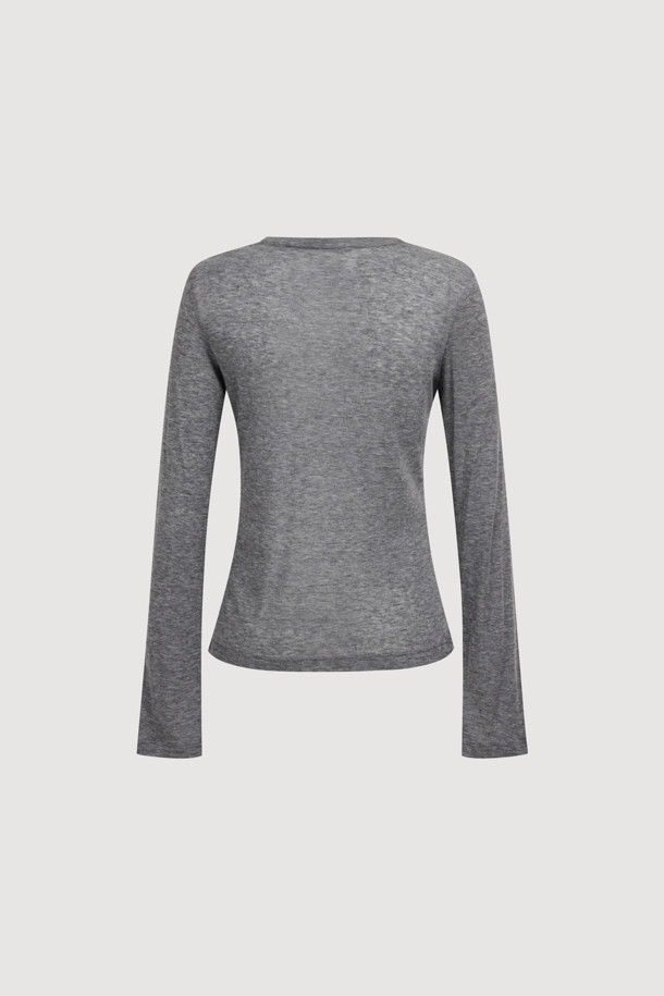 로고 라벨 포인트 티셔츠는 여성스러운 실루엣을 연출하는 슬림핏 티셔츠입니다. 부드러운 촉감의 얇은 두께감과 시스루 소재가 특징이며, 라운드넥 디자인으로 세련된 느낌을 더합니다. 봄, 가을 시즌에 착용하기 좋으며, 베이직하고 미니멀한 스타일을 선호하는 분들께 적합합니다. 데이트룩, 카페룩 등 다양한 TPO에 활용할 수 있으며, 미니멀, 클래식, 캐주얼 스타일을 연출하기 좋습니다. 로고 라벨 포인트가 돋보여 단독으로도, 레이어드해서도 멋스럽게 연출할 수 있습니다.
