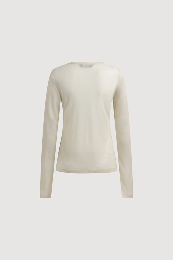 로고 라벨 포인트 티셔츠는 여성용으로, 아이보리 컬러의 슬림핏 긴소매 티셔츠입니다. 라운드넥 디자인에 얇은 두께감으로, 사계절 내내 데일리하게 착용하기 좋습니다. 심플하고 베이직한 스타일로 미니멀, 클래식한 무드를 연출합니다. 시스루 디테일이 돋보이며 부드러운 촉감을 선사합니다.
