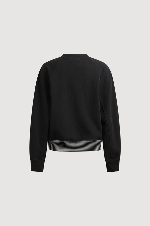 레오파드 슈에뜨 티셔츠는 여성스러운 캐주얼 스타일을 연출하는 긴소매 크롭 티셔츠입니다. 부드러운 면 소재에 레오파드, 스트라이프 패턴과 프린트가 더해져 트렌디함을 살렸습니다. 라운드넥 디자인과 오버핏으로 편안한 착용감을 제공하며, 밑단 리브 마감과 넓은 암홀 디테일이 돋보입니다. 동네 마실룩이나 카페룩으로 활용하기 좋으며, 미니멀, 레트로 스타일을 즐겨 입는 분들께 추천합니다. 봄, 가을 시즌에 적합하며, 데일리룩에 포인트를 더해줄 아이템입니다.
