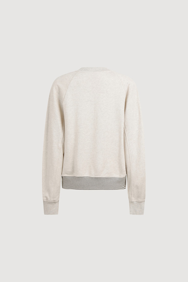 레오파드 슈에뜨 티셔츠는 아이보리, 블랙 두 가지 색상으로 만나볼 수 있는 여성 긴소매 티셔츠입니다. 캐주얼한 스타일을 연출하기 좋으며, 봄, 가을 시즌에 적합합니다. 면 소재로 제작되어 편안한 착용감을 선사하며, 오버핏 디자인과 라운드넥으로 편안함을 더했습니다. 밑단 리브 마감과 슈에뜨 프린팅으로 포인트를 주어 동네 마실룩, 산책룩 등 다양한 TPO에 활용하기 좋습니다.
