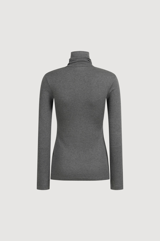 슈에뜨 패치 터틀넥 티셔츠는 부드러운 면 소재로 제작되어 편안한 착용감을 선사합니다. 베이직한 디자인에 패치 디테일이 더해져 미니멀, 클래식, 캐주얼 스타일을 모두 소화할 수 있습니다. 슬림핏과 긴 소매 기장으로 겨울 데일리룩과 집콕룩 모두에 활용하기 좋습니다. 그레이 컬러와 골조직 소재의 조화가 세련된 느낌을 줍니다. 터틀넥 디자인으로 보온성을 높여 가을, 겨울 시즌에 따뜻하게 입을 수 있습니다.
