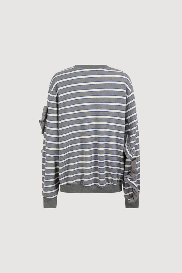 프릴 라인 스트라이프 티셔츠 (그레이)는 캐주얼, 미니멀, 클래식 스타일을 즐기는 여성분들을 위한 아이템입니다. 봄, 가을에 어울리는 긴 소매의 레귤러핏 티셔츠로, 라운드넥 디자인에 프릴 디테일이 더해져 여성스러운 무드를 연출합니다. 면 소재로 제작되어 편안한 착용감을 제공하며, 데이트룩이나 카페룩과 같은 일상적인 TPO에 활용하기 좋습니다. 그레이 컬러의 스트라이프 패턴이 세련된 느낌을 더하며, 리브 마감으로 깔끔하게 마무리되었습니다.
