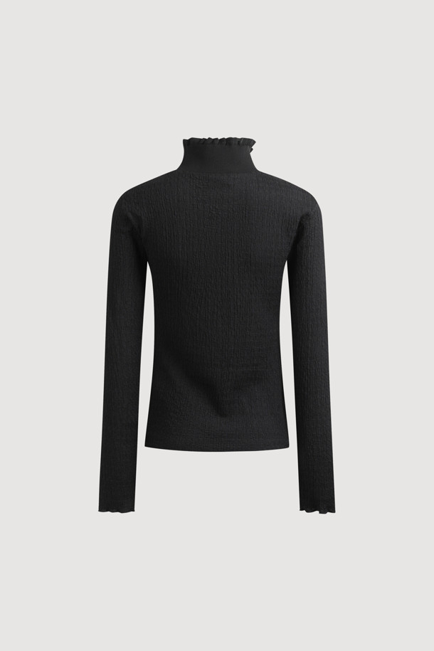 블랙 컬러의 린클 프릴 헴 티셔츠입니다. 부드러운 면 소재로 제작되어 봄, 가을에 착용하기 좋으며, 슬림핏 디자인으로 여성스러운 실루엣을 연출합니다. 하프넥과 긴 소매 기장으로 세련된 느낌을 더하며, 크롭 기장으로 트렌디함을 더했습니다. 베이직한 스타일로 데이트룩, 모임룩 등 다양한 TPO에 활용 가능하며, 미니멀, 캐주얼, 클래식 무드를 즐기는 고객에게 적합합니다. 특히 밑단 프릴 디테일이 포인트입니다.
