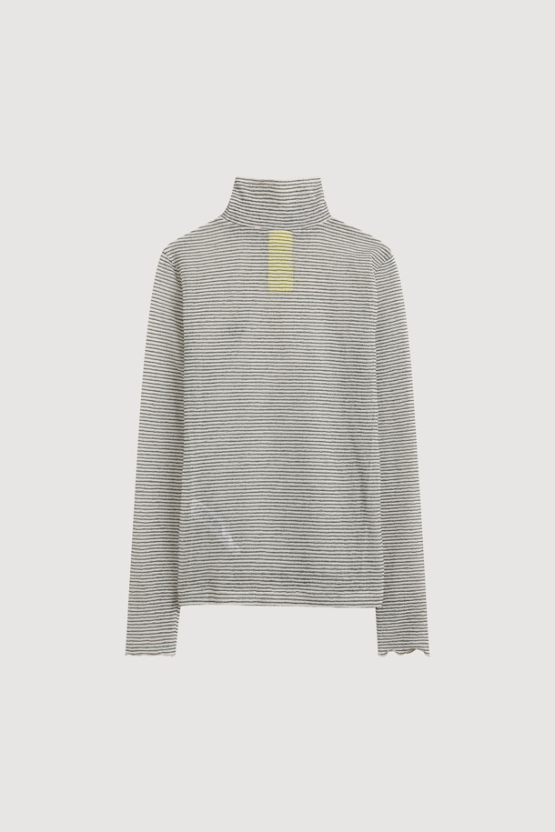 스트라이프 튤 하이넥 티셔츠는 여성의 일상에 베이직하면서도 세련된 포인트를 더해줄 티셔츠입니다. 부드러운 촉감의 튤 소재에 그레이 컬러와 스트라이프 패턴을 더해 은은한 여성스러움을 강조합니다. 하이넥 디자인과 긴 소매, 프릴 소맷단 디테일이 클래식하고 미니멀한 스타일을 완성하며, 데이트룩, 카페룩, 모임룩 등 다양한 TPO에 활용하기 좋습니다. 레귤러핏으로 편안하게 착용 가능하며, 심플한 디자인에 심볼 패치로 포인트를 주어 걸리시한 무드를 더했습니다. 봄, 가을 시즌에 활용하기 좋은 아이템입니다.
